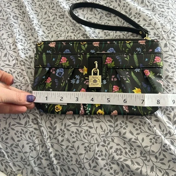 JUICY COUTURE BLACK/MULTI FIELD FLORAL WALLET/WRISTLET/FAUX LOCK NWOT - Picture 5 of 9